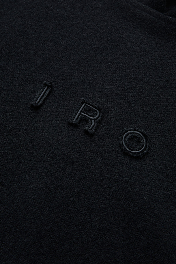 LAINE(레인) 울 저지 후디는 여성 및 남성 모두 착용 가능한 오버핏 후디입니다. 부드러운 촉감의 울, 면, 나일론 혼방 소재로 제작되어 가을, 겨울철 따뜻하게 입을 수 있습니다. 베이직하고 캐주얼한 스타일로, 집콕룩과 산책룩 등 편안한 TPO에 적합합니다. 블랙 컬러에 IRO 자수 로고가 포인트로 들어가 미니멀하고 클래식한 무드를 선사합니다. 두꺼운 두께감과 긴 소매 기장으로 보온성을 높였습니다.
