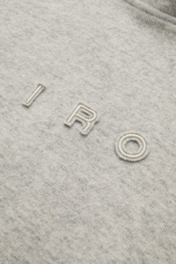 LAINE(레인) 울 저지 후디는 부드러운 촉감의 모, 면, 나일론 혼방 소재로 제작되어 가을과 겨울에 따뜻하게 착용하기 좋은 여성 후디입니다. 캐주얼하고 베이직한 스타일로, 집콕룩이나 산책룩 등 편안한 일상에 잘 어울립니다. 오버핏 디자인에 후드 네크라인으로 편안함을 더했으며, 두꺼운 두께감으로 보온성을 높였습니다. 그레이 컬러에 IRO 자수 로고가 포인트로 들어가 미니멀하고 클래식한 스타일을 연출합니다. 긴 소매 기장으로 활동성을 높인 데일리 후디입니다.
