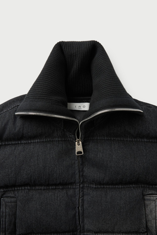 CHANE(샤넬) 데님 다운 점퍼는 여성용 아우터로, 겨울철 캐주얼 스타일을 연출하기에 적합합니다. 블랙 컬러의 무지 디자인에 크롭 기장으로 세련된 핏을 선사하며, 집업 스타일로 간편하게 착용할 수 있습니다. 데님과 면 소재의 조화로 제작되어 두꺼운 두께감을 자랑하며, 폴리에스터와 레이온 안감으로 보온성을 높였습니다. 니트 밴드와 사이드 포켓 디테일이 돋보이는 롱 슬리브 다운 재킷입니다.
