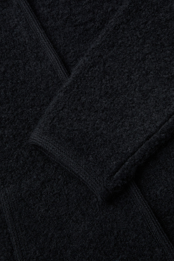 COUP DE (쿠 드) 니트 후드 재킷은 가을과 겨울, 일상에서 편안하게 착용하기 좋은 여성용 상의입니다. 부드러운 촉감의 나일론, 모, 모헤어, 폴리우레탄 혼방 소재로 제작되어 뛰어난 보온성을 제공합니다. 캐주얼, 미니멀, 클래식 스타일을 아우르며, 오버핏으로 편안하게 떨어지는 핏과 드롭숄더 디자인이 특징입니다. 블랙 색상의 무지 디자인에 후드 네크라인과 긴 소매, 바인딩 디테일을 더해 미니멀한 무드를 연출합니다. 집콕룩, 산책룩 등 다양한 TPO에 활용할 수 있는 실용적인 아이템입니다.
