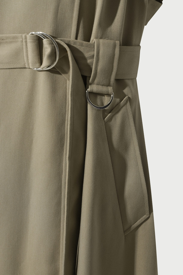 **QARO(카로) 케이프 트렌치 코트**

부드러운 리오셀 소재로 제작되어 봄, 가을에 착용하기 좋은 QARO(카로) 케이프 트렌치 코트입니다. 베이직하고 클래식한 디자인으로, 데이트룩, 오피스룩, 가을 나들이룩 등 다양한 TPO에 활용할 수 있습니다. 롱 기장의 루즈핏으로 편안한 착용감을 선사하며, 허리 벨트와 소매 벨트로 스타일을 연출할 수 있습니다. 무지 디자인에 케이프 타입으로 세련된 포인트를 더했으며, 사이드 포켓이 있어 실용적입니다. 안감은 레이온과 면 혼방으로 제작되었습니다.
