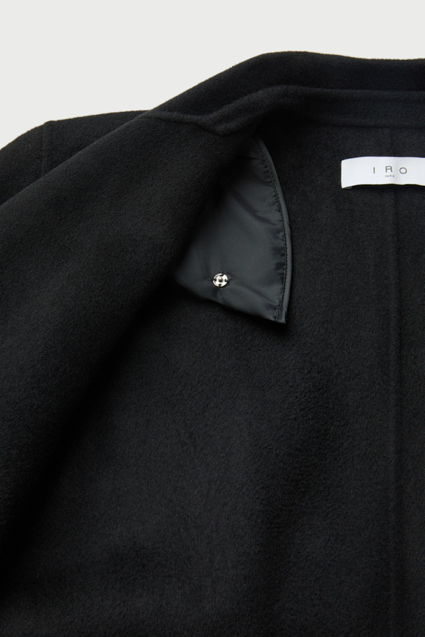 NALLIE(낼리) 오버 숄더 핸드메이드 울 코트는 여성들을 위한 클래식 스타일의 겨울 아우터입니다. 블랙 컬러의 무지 디자인으로, 출근룩, 오피스룩, 모임룩 등 다양한 TPO에 활용하기 좋습니다. 두꺼운 울 소재와 긴 소매 기장이 추운 날씨에도 따뜻함을 선사하며, 오버핏으로 편안한 착용감을 제공합니다. 핸드메이드 공정으로 제작되어 고급스러운 숄더 코트 타입이며, 더블 버튼과 허리 벨트, 라펠 디자인으로 세련된 멋을 더했습니다.
