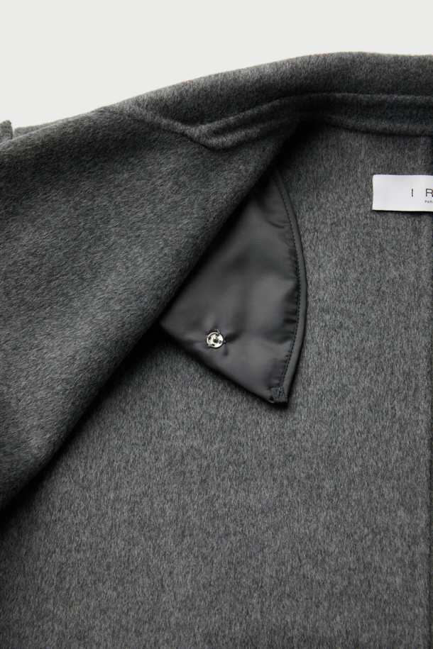 NALLIE(낼리) 오버 숄더 핸드메이드 울 코트는 여성 고객을 위한 클래식한 스타일의 울 코트입니다. 블랙 컬러의 무지 디자인으로, 가을과 겨울에 따뜻하게 착용할 수 있습니다. 롱 기장의 오버핏으로 제작되었으며, 더블 버튼과 버클 여밈으로 세련된 멋을 더했습니다. 핸드메이드 방식으로 제작되어 고급스러운 퀄리티를 자랑하며, 허리 벨트와 라펠 디자인으로 포인트를 주었습니다. 오피스룩, 출근룩, 모임룩 등 다양한 TPO에 활용 가능하며, 미니멀하고 시크한 스타일을 연출하기 좋습니다.
