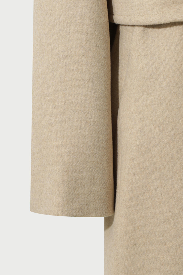 MEALIA(밀리아) 벨트 오버 코트는 여성스러운 실루엣을 연출하는 블랙 컬러의 클래식한 오버코트입니다. 가을과 겨울에 적합하며, 롱 기장에 두꺼운 두께감으로 따뜻하게 착용할 수 있습니다. 와이드 라펠과 허리 벨트, 버클 디테일이 더해져 세련된 무드를 자아냅니다. 안감은 레이온과 면으로 제작되어 편안한 착용감을 선사하며, 더블 버튼과 버클 여밈 방식으로 스타일을 더했습니다. 출근룩, 오피스룩은 물론 겨울 데일리룩까지, 다양한 TPO에 맞춰 클래식, 미니멀, 시크한 스타일을 연출할 수 있습니다.
