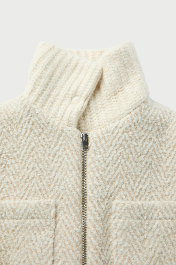 SANABSPE(사나스페) 하이넥 부클 코트는 가을, 겨울 시즌에 어울리는 오버핏 니트 코트입니다. 아이보리, 베이지 두 가지 색상으로 출시되었으며, 부드러운 촉감의 모, 아크릴, 폴리에스터, 나일론, 레이온 혼방 소재로 제작되었습니다. 하이넥 디자인과 집업 여밈 방식으로 보온성을 높였으며, 플랫 포켓과 사이드 히든 포켓으로 실용성을 더했습니다. 출근룩, 모임룩 등 다양한 TPO에 클래식, 미니멀, 캐주얼 스타일로 연출하기 좋습니다. 안감은 레이온과 면으로 마감되어 편안한 착용감을 선사합니다.
