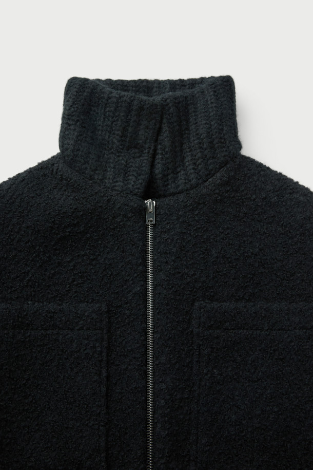 SANABSPE(사나브스페) 하이넥 부클 코트는 여성 고객을 위한 겨울철 필수 아이템입니다. 부드러운 촉감의 모, 아크릴, 폴리에스터, 나일론, 레이온 혼방 부클 소재를 사용하여 따뜻함과 편안함을 동시에 선사합니다. 롱 기장의 오버핏 디자인에 하이넥 스타일이 더해져 멋스러운 연출이 가능하며, 집업 여밈 방식으로 간편하게 착용할 수 있습니다. 무지 패턴의 블랙 컬러로 어떤 룩에도 잘 어울리며, 출근룩, 클래식, 미니멀, 캐주얼 스타일을 모두 소화 가능합니다. 플랫 포켓과 사이드 히든 포켓으로 실용성을 더했으며 안감은 레이온과 면으로 마감하여 착용감을 높였습니다.
