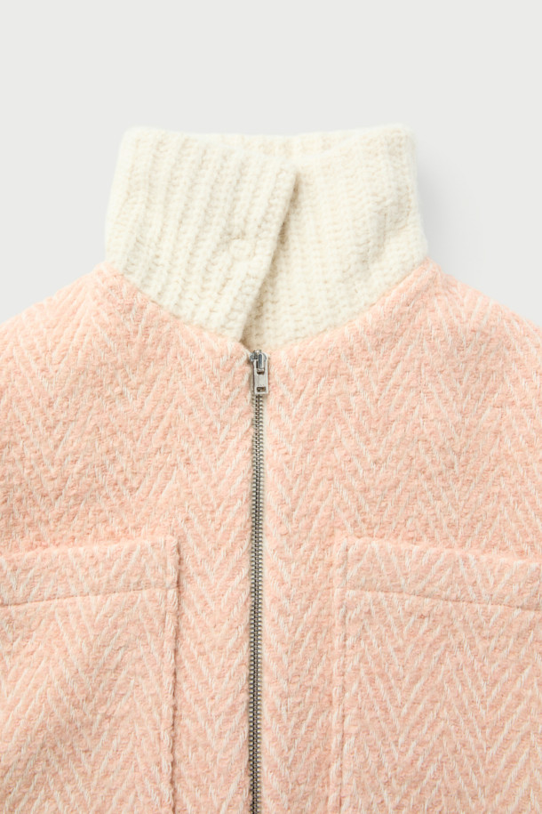 SANABSPE(사납스페) 하이넥 부클 코트는 포근하고 따뜻한 겨울을 위한 필수 아이템입니다. 핑크 컬러의 부클 소재가 사랑스러운 분위기를 연출하며, 오버핏 디자인으로 편안한 착용감을 선사합니다. 하이넥 디자인과 집업 여밈 방식으로 보온성을 높였으며, 플랫 포켓과 사이드 히든 포켓으로 실용성을 더했습니다. 모, 아크릴, 폴리에스터, 나일론, 레이온 등 다양한 소재 혼방으로 부드러운 촉감과 우수한 보온성을 자랑합니다. 데이트룩, 클래식, 미니멀, 캐주얼 등 다양한 스타일 연출에 활용 가능한 니트 코트입니다.
