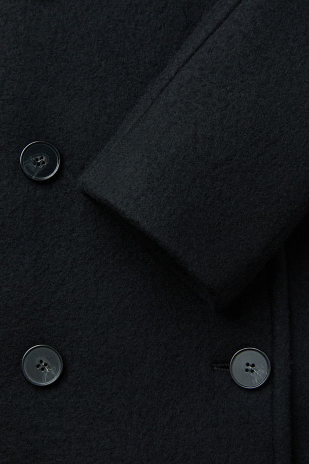 CARIBE (카리브) 오버 숄더 더블 피코트는 가을과 겨울, 당신의 스타일을 완성해 줄 여성용 아우터입니다. 블랙 컬러의 무지 디자인으로, 클래식하고 미니멀한 무드를 연출합니다. 모, 나일론, 캐시미어 혼방 소재로 제작되어 두꺼운 두께감과 부드러운 촉감을 선사하며, 오버핏 디자인과 숄더 디자인으로 트렌디함을 더했습니다. 더블 버튼 여밈 방식과 와이드 라펠, 긴 소매, 사이드 포켓 디테일이 돋보이며, 오피스룩, 출근룩, 모임룩 등 다양한 TPO에 활용 가능합니다. 레이온과 면 안감으로 편안한 착용감을 제공하는 더블 브레스티드 코트입니다.
