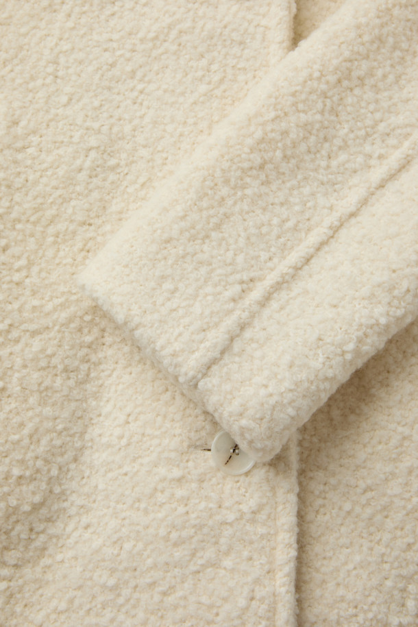 세련된 스타일을 완성하는 FARIA(파리아) 숄 카라 부클 코트입니다. 부드러운 촉감의 모, 폴리에스터, 아크릴 혼방 소재로 제작되어 가을과 겨울, 포근하고 따뜻하게 착용할 수 있습니다. 미니멀하고 클래식한 디자인에 아이보리, 화이트 컬러가 더해져 오피스룩, 모임룩, 데이트룩 등 다양한 TPO에 활용 가능합니다. 숄 카라, 긴 소매, 오버핏, 싱글 버튼 여밈, 사이드 포켓 디테일이 돋보이며, 안감은 레이온과 면으로 마감되었습니다. 두꺼운 두께감으로 보온성을 높였으며, 시크한 스타일을 연출하기 좋습니다.
