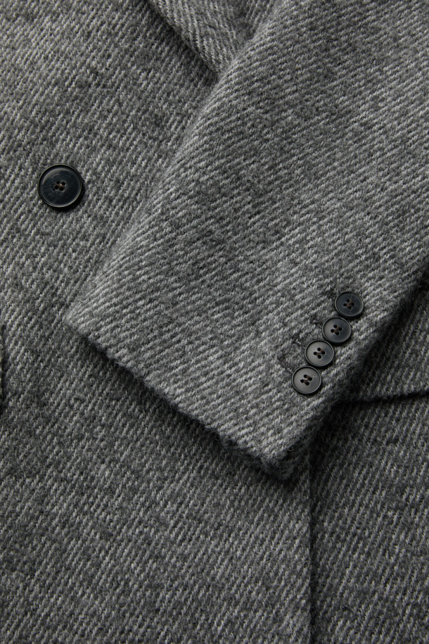 ARIANNA(아리아나) 클래식 부클 코트는 여성스러운 클래식 스타일을 완성하는 롱 기장의 코트입니다. 부드러운 촉감의 아크릴, 폴리에스터, 모 혼방 소재로 제작되어 가을과 겨울에 따뜻하게 착용할 수 있습니다. 톤 다운된 그레이 컬러와 슬림핏 디자인이 시크하고 미니멀한 무드를 자아내며, 더블 버튼, 플랩 포켓, 웰트 포켓 등의 디테일이 돋보입니다. 오피스룩, 출근룩, 모임룩 등 다양한 TPO에 활용 가능하며, 레이온과 면 혼방의 안감으로 편안한 착용감을 선사합니다.
