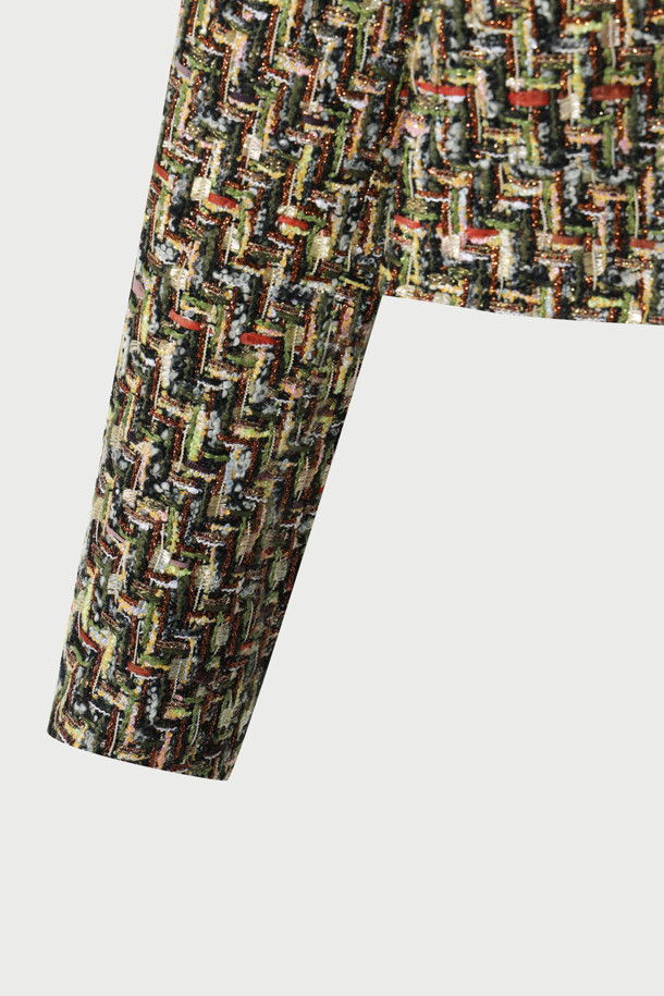 세련된 무드의 WANNY 트위드 재킷입니다. 멀티컬러와 메탈릭 컬러의 조화가 돋보이며, 봄, 가을에 입기 좋은 두꺼운 두께감의 숏 기장 자켓입니다. 클래식하고 엘레강스한 스타일을 연출하며, 오픈형 디자인에 래귤러핏으로 편안하게 착용 가능합니다. 데이트룩, 모임룩, 오피스룩 등 다양한 TPO에 활용할 수 있으며, 클래식, 미니멀, 시크한 스타일을 선호하는 여성분들께 추천합니다. 폴리에스터, 아크릴, 면, 나일론, 모, 금속섬유, 레이온, 그리고 면 안감으로 제작되어 고급스러운 촉감을 선사합니다.
