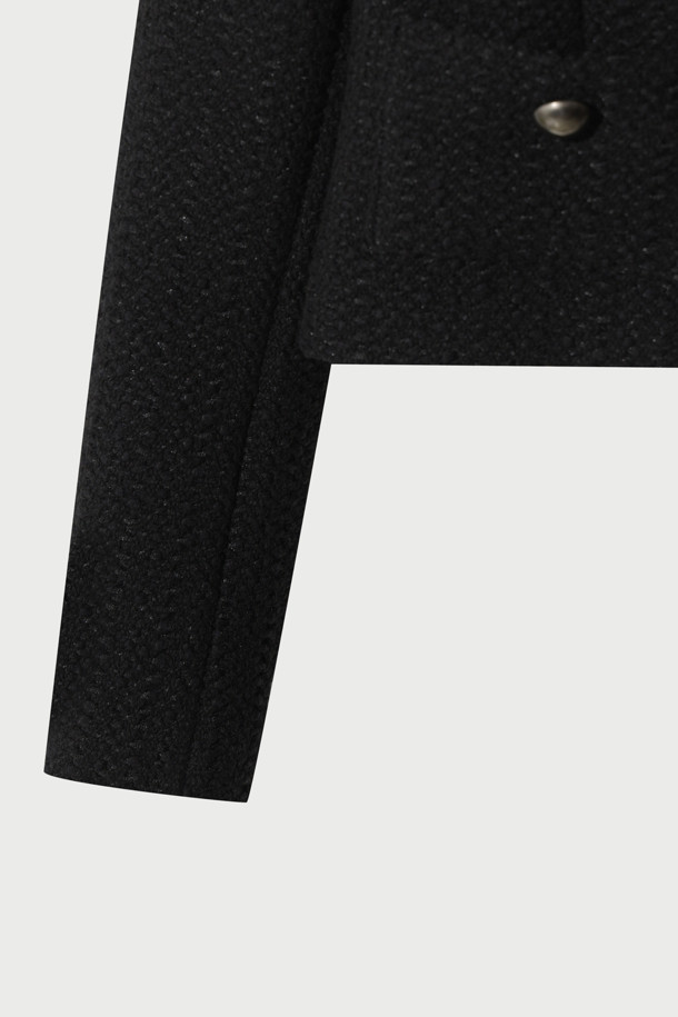 KANIL(카닐) 포켓 트위드 재킷은 여성 고객을 위한 클래식하고 미니멀한 스타일의 아우터입니다. 봄, 가을에 착용하기 적합하며, 블랙 색상으로 다양한 의상에 매치하기 용이합니다. 두꺼운 두께감의 숏 기장 재킷으로, 텍스처 촉감의 트위드 소재와 라운드 넥, 버튼 여밈 방식이 특징입니다. 포켓 디테일과 안감 처리가 되어 있어 오피스룩, 모임룩, 데이트룩 등 TPO에 맞춰 시크하게 연출할 수 있습니다. 폴리에스터, 아크릴, 면, 모 혼방의 레귤러핏으로 제작되어 편안한 착용감을 선사합니다.
