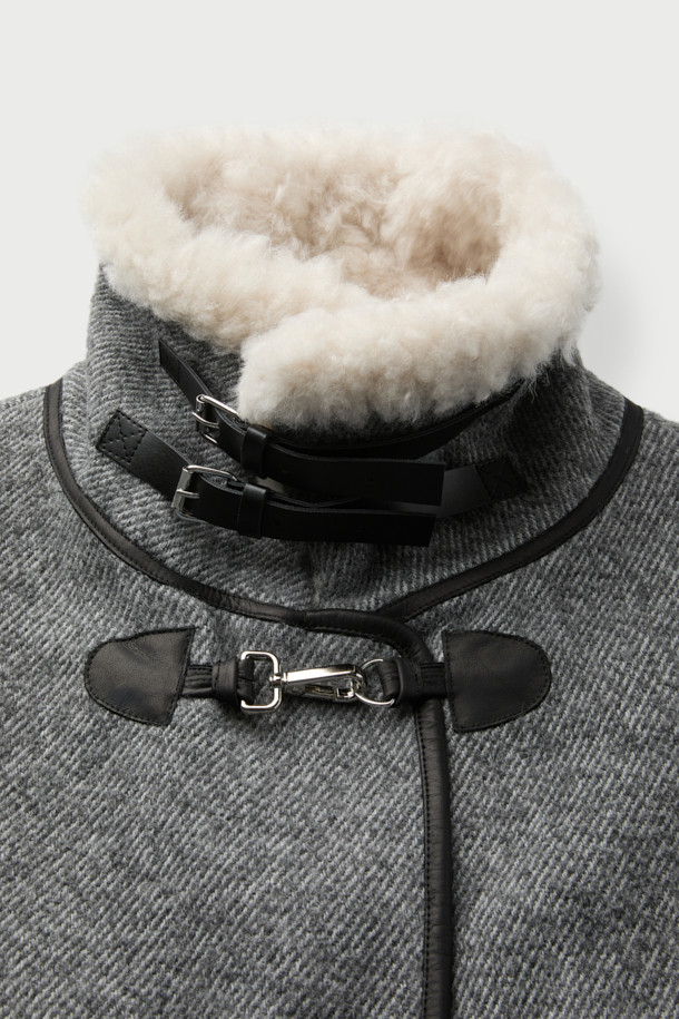 KASSON(카손) 퍼 카라 부클 재킷은 여성용 아우터로, 가을과 겨울에 따뜻하게 착용할 수 있습니다. 부드러운 촉감의 두꺼운 소재(아크릴, 폴리에스터, 모, 소가죽)로 제작되었으며, 하이넥 디자인과 오버핏으로 클래식하면서도 캐주얼한 스타일을 연출합니다. 그레이 컬러의 무지 패턴에 퍼 카라와 가죽 트리밍, 메탈 버클 디테일이 돋보이며, 긴 소매와 고리형 여밈 방식으로 편안함을 더했습니다. 출근룩이나 모임룩에 활용하기 좋으며, 미니멀한 스타일을 선호하는 분들께 추천합니다. 안감은 레이온과 면 혼방입니다.
