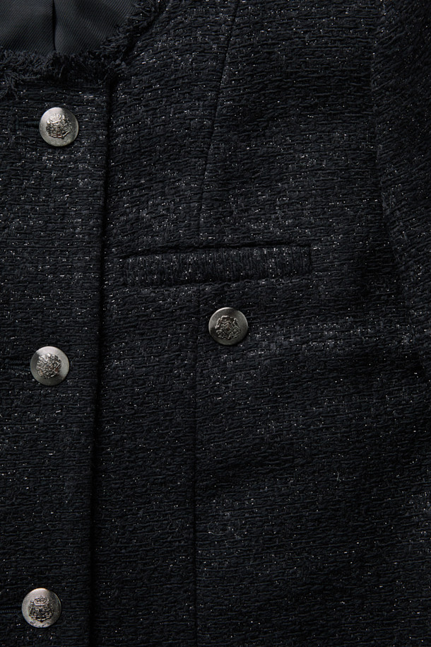 'TINELI (티넬리)' 클래식 롱 트위드 재킷은 여성의 우아함을 돋보이게 해주는 블랙 컬러의 롱 기장 아우터입니다. 봄, 가을에 착용하기 좋으며, 클래식한 무드를 연출하는 슬림핏 디자인입니다. 아크릴, 모, 면, 폴리에스터, 나일론 등 다양한 소재를 혼방하여 두께감 있는 따뜻함을 제공합니다. 버튼으로 여미는 방식이며, 프린지 디테일과 4개의 포켓, 은은한 광택감이 특징입니다. 오피스룩, 모임룩, 데이트룩 등 다양한 TPO에 클래식, 미니멀, 시크한 스타일을 더해 세련된 룩을 완성해보세요.
