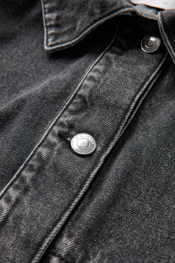 JEZABEL(제자벨) 데님 트러커 재킷은 블랙 컬러의 무지 디자인으로, 봄, 가을에 착용하기 좋은 캐주얼 스타일의 오버핏 데님 재킷입니다. 면 소재로 제작되어 편안한 착용감을 제공하며, 밑단 밴딩과 사이드 포켓, 빈티지 워싱 디테일이 돋보입니다. 셔츠형 디자인에 긴 소매 기장으로 다양한 스타일 연출이 용이하며, 안감은 폴리에스터와 면 혼방으로 제작되었습니다. 버튼 여밈 방식으로 간편하게 착용할 수 있는 데님 재킷입니다.
