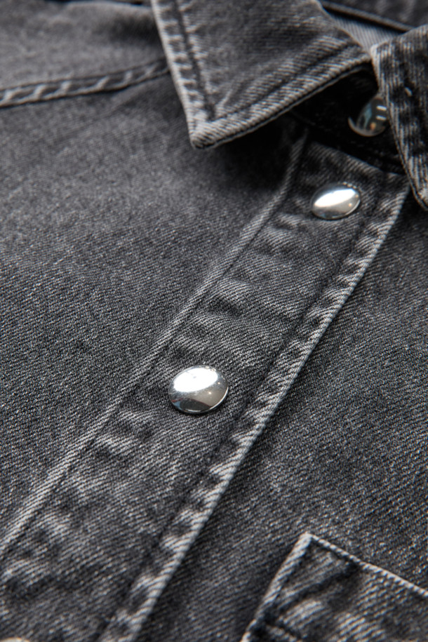 JOSY(조시) 데님 셔츠는 캐주얼, 미니멀, 클래식 스타일을 아우르는 오버핏 데님 자켓입니다. 그레이 컬러의 무지 디자인으로, 라글랑 소매와 싱글 포켓 디테일이 특징입니다. 봄, 가을 시즌에 활용하기 좋으며, 일상복뿐만 아니라 봄 소풍룩, 캠핑룩으로도 연출할 수 있습니다. 스냅 버튼으로 간편하게 여밀 수 있으며, 긴 소매 기장으로 다양한 스타일을 소화할 수 있습니다. 데님과 면 혼방 소재로 제작되어 편안한 착용감을 제공합니다.
