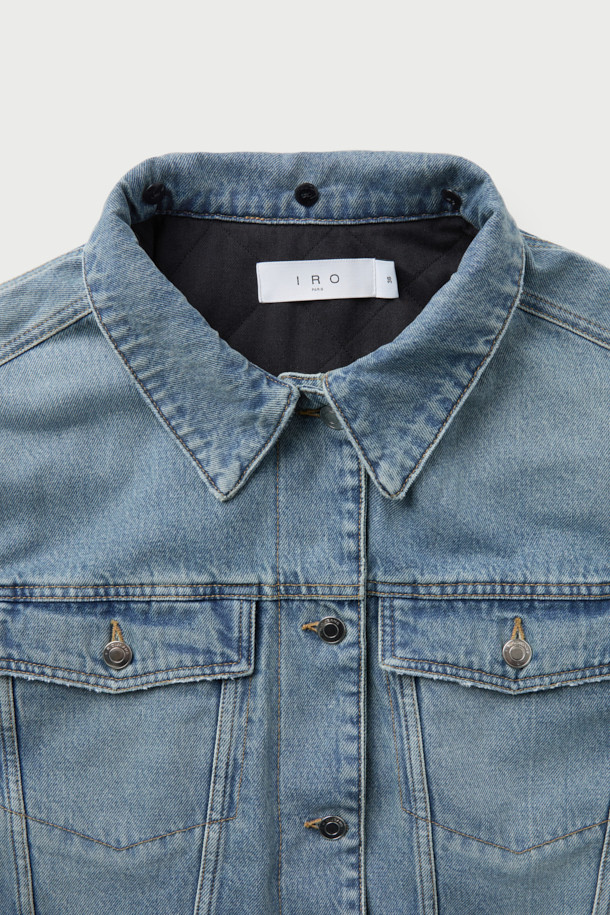 **SOPHIA 퍼 카라 데님 재킷**은 클래식과 캐주얼 무드를 동시에 연출하는 오버핏 데님 재킷입니다. 블루 컬러의 무지 데님 소재에 탈부착 가능한 퍼 카라가 더해져 포근함과 세련된 분위기를 선사합니다. 봄, 가을 시즌에 적합하며, 셔츠형 디자인과 플랩 포켓 디테일이 돋보입니다. 

워싱 가공으로 빈티지한 멋을 살렸으며, 안감은 폴리에스터와 면 혼방으로 제작되어 편안한 착용감을 제공합니다. 버튼 여밈 방식과 긴 소매 기장으로 다양한 스타일링이 가능합니다. 데님과 면 소재의 조화로 제작되어 높은 활용도를 자랑합니다.
