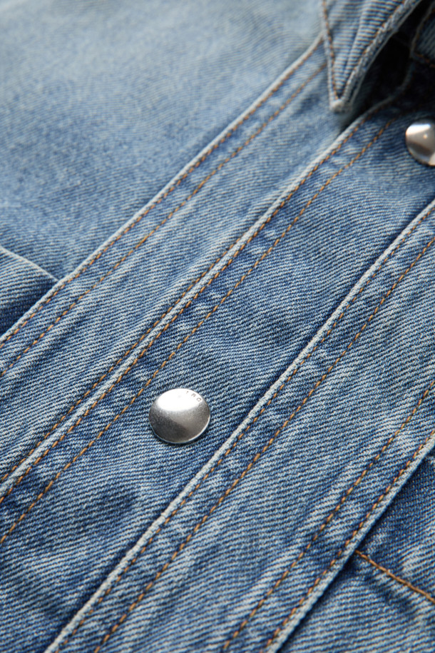 시도니 데님 셔츠는 봄, 가을에 어울리는 캐주얼 스타일의 데님 자켓입니다. 블루 컬러의 무지 디자인으로, 오버핏 크롭 기장과 긴 소매가 특징입니다. 스냅 버튼으로 여밈이 가능하며, 포켓과 패널 스티치 디테일이 돋보입니다. 봄 소풍룩이나 미니멀한 스타일 연출에 적합한 아이템입니다.
