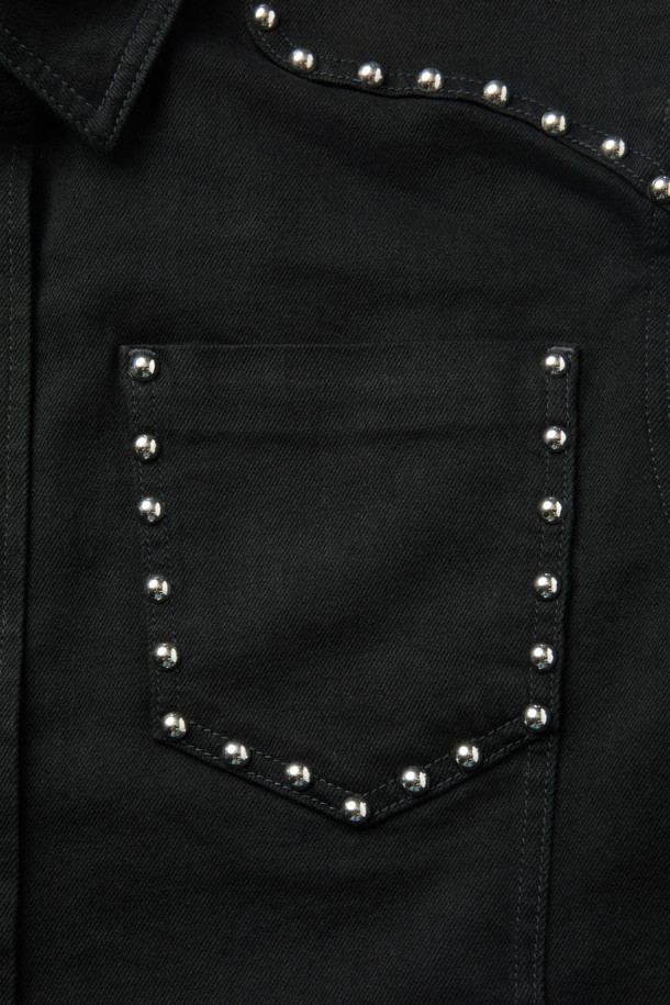 THOMAS(토마스) 스터드 데님 셔츠는 블랙 컬러의 오버핏 데님 자켓입니다. 간절기에 적합하며, 캐주얼, 미니멀, 시크한 스타일을 연출하기 좋습니다. 무지 패턴에 스터드 디테일과 어깨 라인 장식이 특징이며, 싱글 포켓으로 포인트를 더했습니다. 데이트룩 또는 모임룩에 활용하기 좋으며, 면, 데님, 폴리우레탄 혼방 소재로 제작되었습니다. 긴 소매와 스냅 여밈 방식이 특징입니다.
