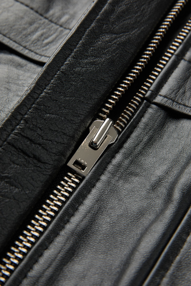 **JASPER(재스퍼) 하이넥 가죽 베스트**는 모던한 스타일을 추구하는 당신을 위한 완벽한 아이템입니다. 부드러운 천연 가죽 소재에 블랙 컬러, 무지 패턴으로 시크하면서도 미니멀한 분위기를 연출합니다. 견장 디테일과 사이드 포켓이 디자인의 포인트를 더하며, 봄, 가을 시즌 데이트룩, 모임룩, 출근룩 등 다양한 TPO에 활용 가능합니다. 오버핏으로 편안함과 스타일리시함을 동시에 잡았으며, 스냅 및 지퍼 여밈으로 간편하게 착용할 수 있습니다. 안감은 레이온 소재로 제작되어 부드러운 촉감을 선사합니다.
