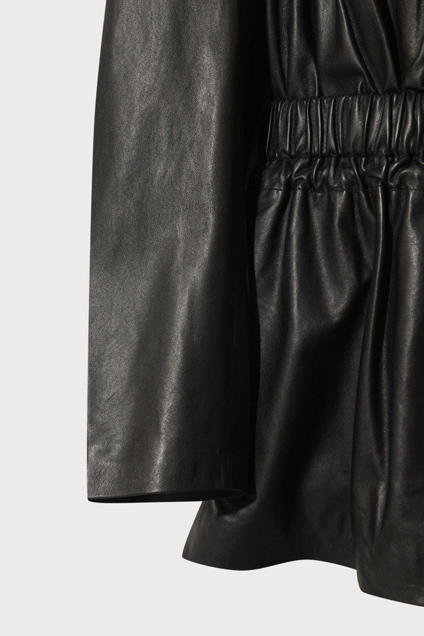 킹스턴 오버 숄더 가죽 롱 재킷은 여성스러운 실루엣을 강조하는 모던하고 클래식한 디자인의 가죽 재킷입니다. 부드러운 천연 가죽 소재에 안감으로 리오셀을 사용하여 편안한 착용감을 선사합니다. 롱 기장에 오버핏으로 제작되어 트렌디하며, 하이넥, 허리 밴딩, 어깨 플리츠, 양쪽 포켓, 이중 여밈 등의 디테일로 고급스러움을 더했습니다. 지퍼와 스냅으로 여밈 방식을 선택할 수 있으며, 블랙 컬러의 무지 디자인으로 다양한 스타일 연출이 가능합니다. 데이트룩, 모임룩, 출근룩 등 TPO에 구애받지 않고 클래식, 미니멀, 시크한 스타일을 완성할 수 있습니다.
