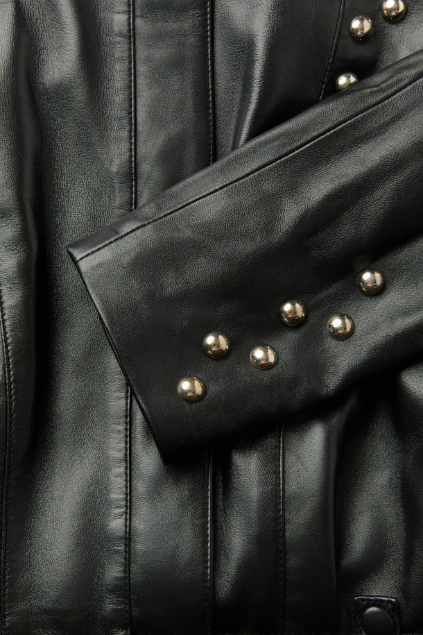 COLUMBIA(컬럼비아) 스터드 가죽 재킷은 유니섹스 디자인으로, 봄, 가을에 어울리는 필수 아우터입니다. 블랙 컬러의 천연 가죽 소재로 제작되어 모던하면서도 클래식한 스타일을 연출합니다. 하이넥 디자인과 지퍼 및 스냅 여밈 방식, 레귤러 핏으로 세련된 핏을 선사합니다. 어깨 견장과 스터드 디테일, 사이드 포켓으로 포인트를 더했으며, 데이트룩, 모임룩, 출근룩 등 다양한 TPO에 활용 가능합니다. 미니멀, 시크한 스타일을 즐기는 분들께 추천합니다.
