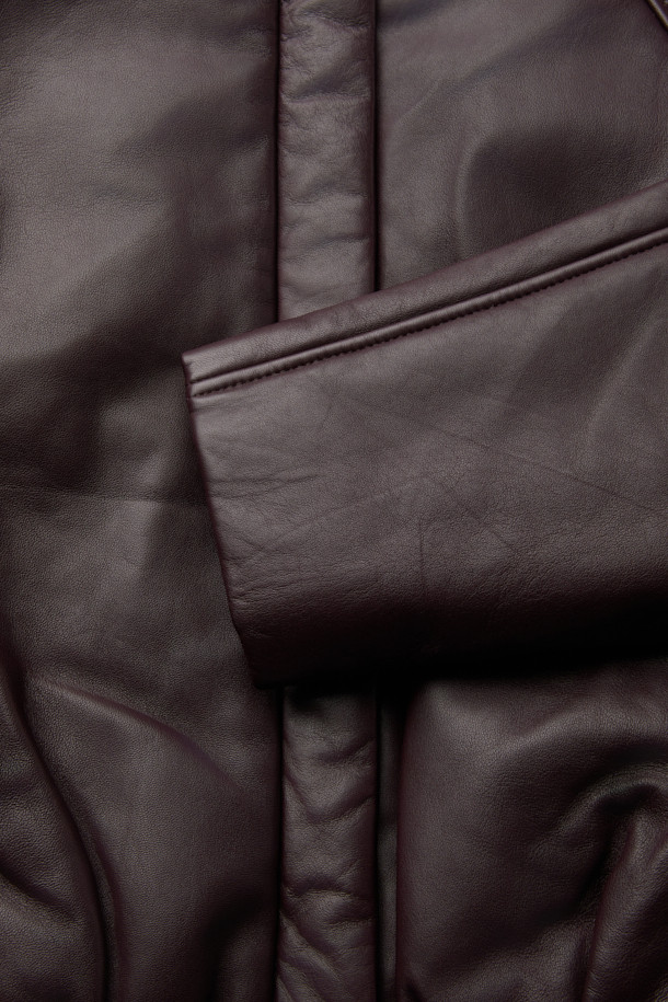 델타 가죽 블루종 재킷은 부드러운 양가죽 소재로 제작되어 고급스러운 촉감을 선사하는 블루종 재킷입니다. 와인, 버건디 두 가지 컬러로 출시되어, 가을과 겨울 시즌 캐주얼한 데이트룩, 모임룩에 포인트를 더할 수 있습니다. 하이넥 칼라, 라글랑 라인, 밑단 셔링 디테일이 돋보이는 디자인으로, 트렌디하면서도 미니멀, 클래식한 스타일을 연출합니다. 루즈핏 크롭 기장으로, 편안한 착용감과 세련된 실루엣을 동시에 만족시켜줍니다. 안감은 리오셀 소재로 제작되어 쾌적한 착용감을 제공합니다.
