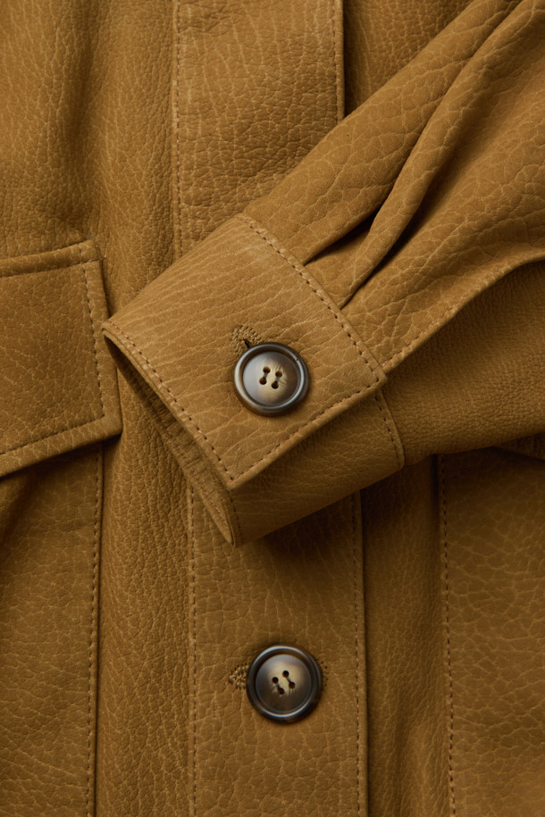 BARRIE(바리에) 스웨이드 오버 재킷은 부드러운 스웨이드와 천연 가죽 소재로 제작되어 봄, 가을 간절기에 활용하기 좋은 아이템입니다. 브라운 컬러의 무지 디자인으로 캐주얼하고 베이직한 스타일을 연출하며, 드롭 숄더, 견장 디테일, 플랩 포켓, 밑단 벨트, 밑단 밴딩 등의 특징을 더했습니다. 레이온 안감과 중간 두께감으로 편안한 착용감을 선사하며, 버튼 여밈과 긴 소매 기장으로 클래식한 분위기를 더합니다. 비즈니스 캐주얼 및 모임룩, 데일리룩 등 다양한 TPO에 활용 가능하며 미니멀한 스타일을 즐기는 분들께 추천합니다.
