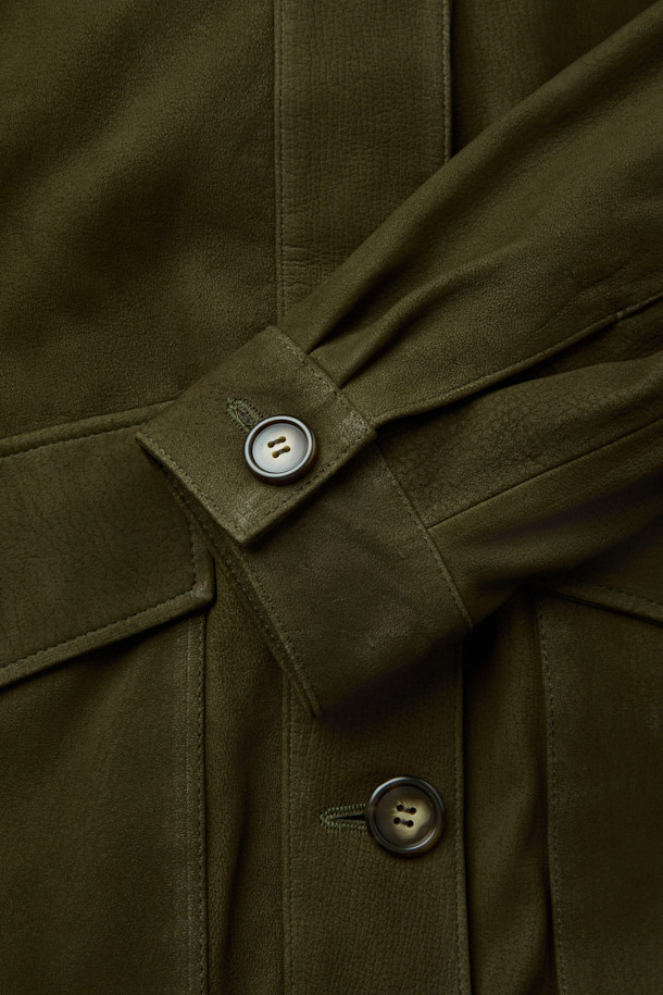 'BARRIE(바리에)' 스웨이드 오버 자켓은 남녀 공용으로, 봄, 가을에 캐주얼, 클래식, 미니멀한 스타일을 연출하기 좋습니다. 부드러운 스웨이드와 천연가죽 소재로 제작되어 고급스러운 촉감을 선사하며, 드롭 숄더와 플랩 포켓, 밑단 밴딩 등의 디테일이 돋보입니다. 넉넉한 오버핏으로 편안한 착용감을 제공하며, 데이트룩, 모임룩에 활용하기 좋습니다. 안감은 레이온 소재로 마감하여 활동성을 높였습니다. 
