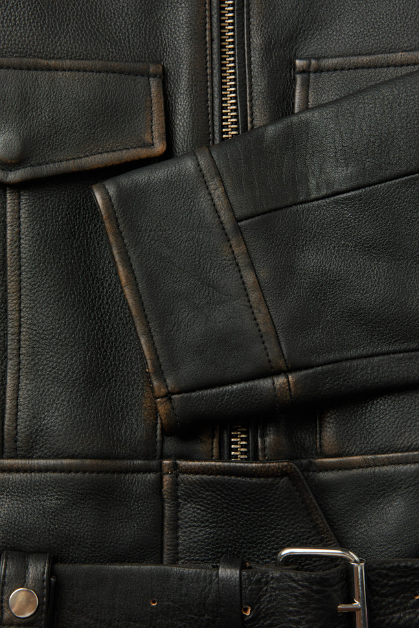 토론토 벨티드 가죽 재킷은 여성 고객을 위해 제작된, 모던하고 클래식한 스타일의 블랙 가죽 재킷입니다. 봄, 가을에 어울리는 두꺼운 소가죽 소재로 제작되었으며, 셔츠형 디자인에 숏 기장으로 시크한 매력을 더했습니다. 지퍼와 벨트 여밈 방식으로 허리 라인을 강조하여 레귤러핏을 더욱 돋보이게 합니다. 플랩 포켓과 빈티지 가공 디테일이 돋보이며, 리오셀 안감으로 편안한 착용감을 선사합니다. 데이트룩, 모임룩, 출근룩 등 다양한 TPO에 미니멀하고 세련된 스타일을 연출할 수 있습니다.
