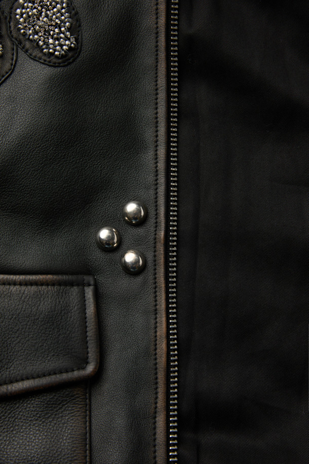 THUNDER(썬더) 자수 가죽 재킷은 소가죽 소재의 여성용 아우터입니다. 블랙 컬러에 오버핏 레귤러 기장의 라이더 재킷으로, 봄, 가을에 착용하기 좋습니다. 자수 패턴과 비즈 장식, 플랩 포켓, 빈티지 가공 디테일이 돋보이며, 지퍼 여밈과 소매 버튼으로 포인트를 더했습니다. 안감은 리오셀 소재이며, 데이트룩, 모임룩, 스트릿, 시크, 클래식 스타일을 연출하기에 좋습니다.
