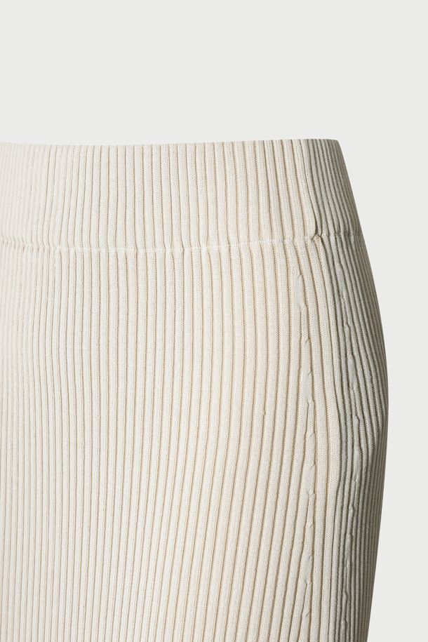 CARLOTA(카를로타) 니트 슬릿 스커트는 가을, 겨울 시즌에 어울리는 여성용 롱스커트입니다. 베이직한 스타일의 슬림핏으로, 허리 전체 밴딩 처리되어 편안한 착용감을 선사합니다. 레이온과 나일론 혼방의 투톤 골지 니트 조직으로 제작되어 부드러운 촉감과 우수한 보온성을 자랑합니다. 사이드 슬릿 디테일이 활동성을 더해주며, 겨울 데일리룩과 모임룩 모두에 활용 가능한 미니멀 & 클래식 스타일을 연출합니다.
