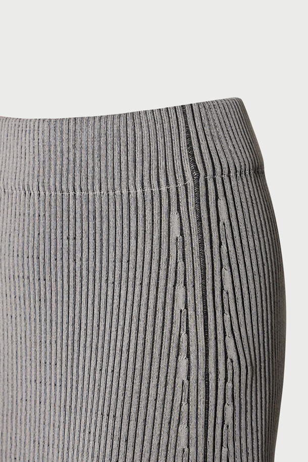 CARLOTA(카를로타) 니트 슬릿 스커트는 레이온과 나일론 혼방 소재로 부드러운 촉감을 선사하며, 가을/겨울 시즌에 적합한 롱 스커트입니다. 슬림핏으로 떨어지는 골지 패턴이 미니멀하면서도 베이직한 스타일을 연출하며, 출근룩에 잘 어울립니다. 허리 밴딩 처리와 사이드 슬릿 디테일이 편안함과 활동성을 더했습니다. 얇은 두께감으로 답답함 없이, 다양한 상의와 손쉽게 매치하여 세련된 룩을 완성할 수 있습니다. 그레이 컬러로 어떤 옷에도 잘 어울려 활용도가 높습니다.
