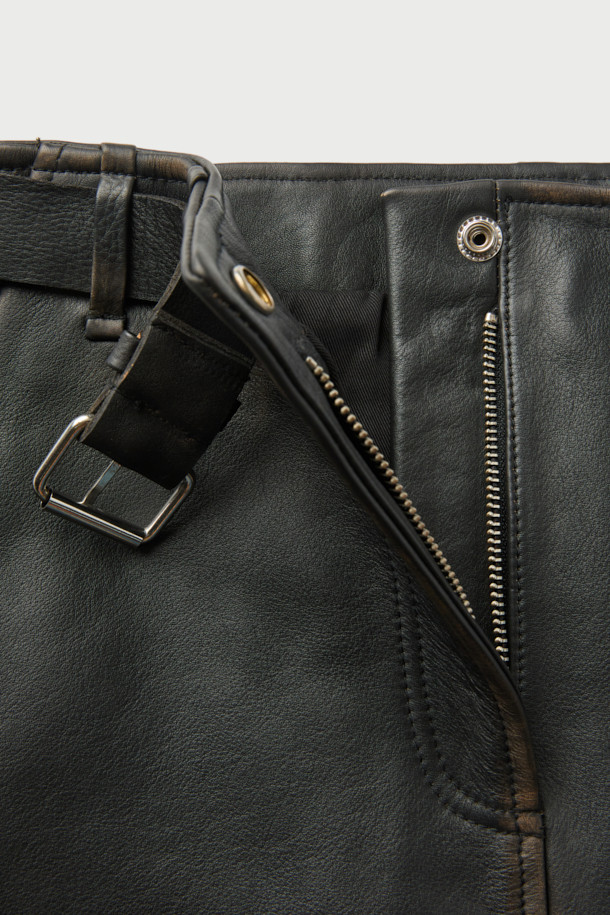 THAMES(템즈) 벨티드 가죽 스커트는 가을과 겨울, 모던한 스타일을 연출하기에 적합한 여성 미니스커트입니다. 블랙 컬러의 H라인 슬림핏으로, 소가죽과 리오셀 혼방 소재로 제작되어 뻣뻣한 촉감과 두꺼운 두께감을 자랑합니다. 벨트가 포함되어 있으며 전면 지퍼, 밑단 곡선 절개, 스티치 디테일, 빈티지 가공, 안감 처리가 더해져 시크하고 클래식한, 미니멀한 무드를 선사합니다. 데이트룩, 모임룩, 소개팅룩 등 다양한 TPO에 활용 가능합니다.
