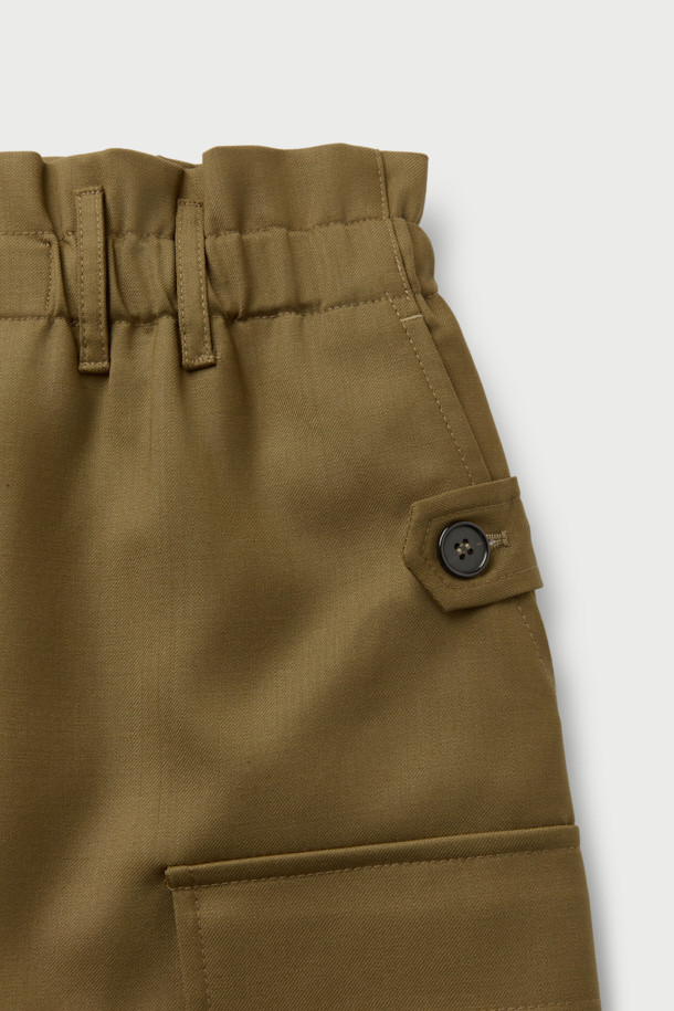 CARRIE(캐리) 페이퍼백 미디 포켓 스커트는 여성용 스커트로, 미니멀하고 시크한 스타일을 연출합니다. 허리 밴딩과 하이웨이스트 디자인으로 편안한 착용감을 선사하며, A라인 핏으로 다리 라인을 더욱 돋보이게 합니다. 무지 패턴의 모 소재로 제작되어 고급스러운 분위기를 자아내며, 측면 플랩 포켓과 버튼 탭 디테일이 세련된 포인트를 더합니다. 안감이 있어 비침 걱정 없이, 오피스룩, 출근룩, 모임룩 등 다양한 TPO에 활용 가능합니다.
