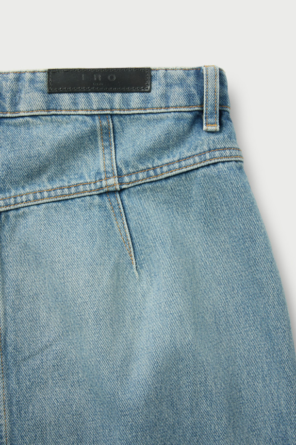 **SIRYNE(시린) 포켓 데님 스커트**는 캐주얼, 미니멀, 클래식 스타일을 즐겨 입는 여성들을 위한 데님 스커트입니다. 블루 컬러의 무지 디자인으로, 봄, 가을에 어울리는 두꺼운 두께감과 뻣뻣한 촉감을 가지고 있습니다. 스트레이트 핏의 H라인 스커트로, 빈티지 워싱과 프론트 아웃포켓 디테일이 특징이며, 뒷면 허리 다트와 슬릿으로 편안함과 스타일을 더했습니다. 안감은 폴리에스터와 면 혼방으로 제작되었으며, 데이트룩이나 봄 소풍룩에 코디하기 좋습니다.
