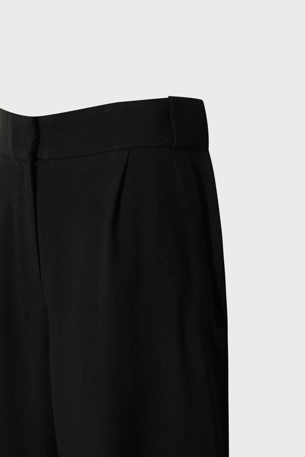 세련된 스타일을 완성하는 AXELLE(아셀) 테이퍼드 팬츠입니다. 블랙 컬러의 레이온 소재로 제작되어 부드러운 착용감을 선사하며, 사계절 내내 활용하기 좋습니다. 클래식하고 미니멀한 디자인으로 오피스룩, 출근룩, 모임룩 등 다양한 TPO에 매치하기 용이합니다. 하이웨이스트 디자인과 프론트 턱 디테일이 세련된 실루엣을 연출하며, 밑단 버튼 탭과 사이드 포켓, 벨트 고리가 실용성을 더합니다. 테이퍼드 핏으로 다리가 길어 보이는 효과를 주며, 시크한 스타일을 완성할 수 있습니다.
