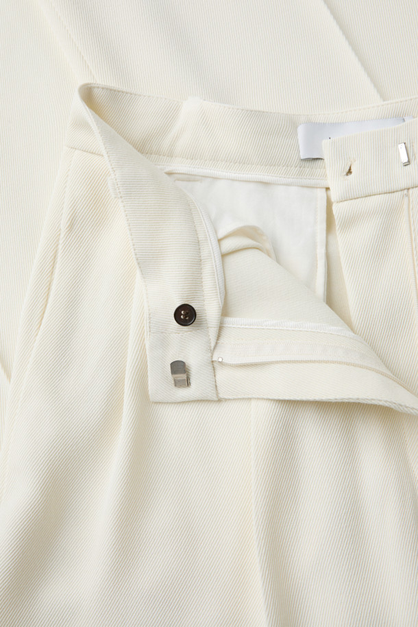 PALLIA(팔리아) 와이드 팬츠는 부드러운 레이온과 모 혼방 소재로 제작되어 봄, 가을 시즌에 적합한 여성용 긴 바지입니다. 우아하고 베이직한 스타일을 연출하며, 허리 부분은 하이웨이스트 밴딩으로 디자인되어 편안한 착용감을 선사합니다. 플리츠 주름 디테일이 돋보이며, 넉넉한 루즈핏 와이드 실루엣으로 시크하고 미니멀한 스타일을 완성합니다. 데이트룩, 카페룩, 모임룩 등 다양한 TPO에 활용 가능하며, 웰트 포켓 디테일로 실용성을 더했습니다.
