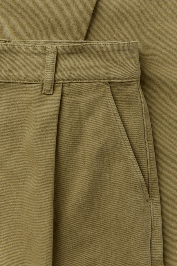 KYLES(카일스) 캐주얼 코튼 팬츠는 여성들을 위한 베이지 컬러의 캐주얼 팬츠입니다. 봄, 가을에 어울리는 긴 기장의 면 소재 바지로, 핀턱 디테일과 백 웰트 포켓이 특징입니다. 루즈핏 캐롯핏으로 편안하면서도 스타일리시하게 착용 가능하며, 출근룩과 모임룩 모두 소화할 수 있습니다. 미니멀하고 클래식한 스타일을 선호하는 분들께 추천합니다.
