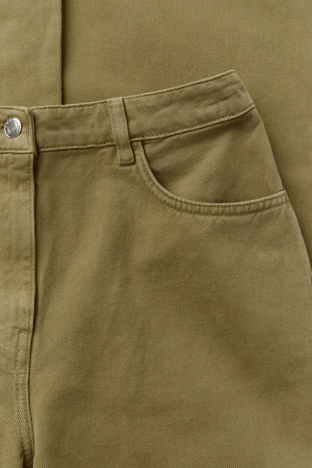 KENNIE(케니) 캐주얼 와이드 팬츠는 편안하고 스타일리시한 데일리룩을 완성하는 데 최적화된 바지입니다. 면 소재로 제작되어 부드러운 착용감을 제공하며, 봄, 여름, 가을 세 계절 모두 활용 가능합니다. 카키와 올리브 두 가지 색상으로 출시되어 다양한 상의와 쉽게 매치할 수 있으며, 와이드핏과 숏 기장으로 트렌디한 스타일을 연출합니다. 전면 사선 포켓과 백 패치 포켓 디테일이 실용성을 더하며, 캐주얼하고 베이직한 스타일을 선호하는 분들께 추천드립니다.
