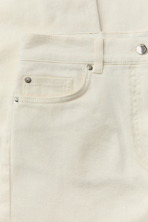 'OLIVIER(올리비에)' 부츠컷 데님 팬츠는 일상과 데이트룩, 출근룩에 모두 잘 어울리는 제품입니다. 면과 폴리우레탄 혼방의 스판 소재로 제작되어 편안한 착용감을 선사하며, 하이라이즈 디자인으로 다리가 길어 보이는 효과를 줍니다. 슬림한 골반 라인과 플레어 밑단이 여성스러운 실루엣을 연출하며, 기본 포켓과 버튼 플라이 클로징으로 클래식하고 미니멀한 스타일을 완성합니다. 슬림핏 부츠컷 디자인으로 캐주얼한 스타일을 즐기기에도 좋습니다.
