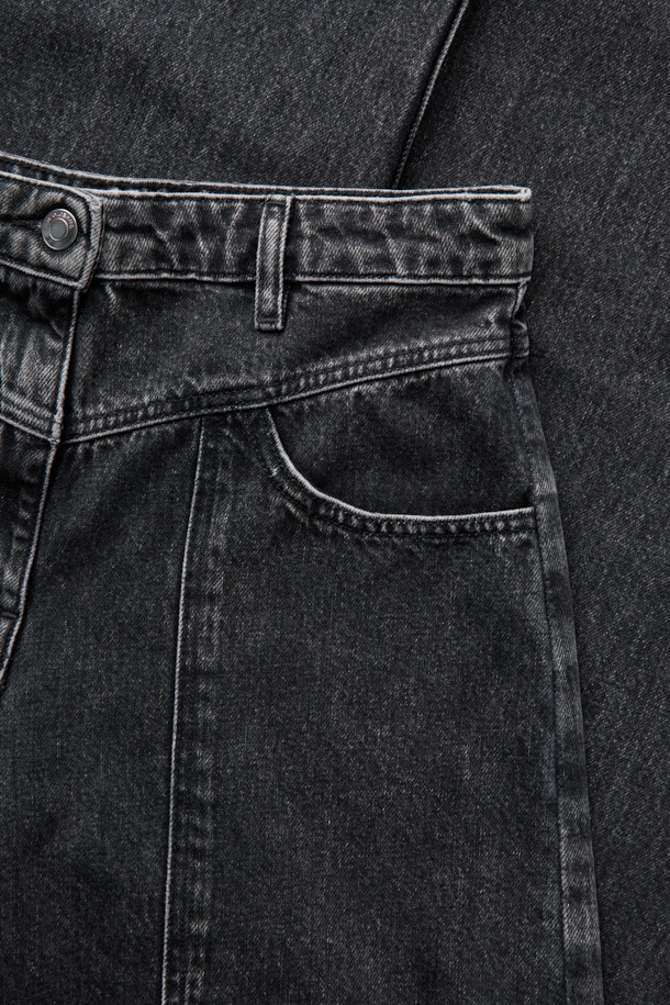 **JOSH(조쉬) 포켓 데님 팬츠**는 베이직한 스타일을 추구하는 분들을 위한 와이드핏 데님 반바지입니다. 블랙 컬러의 무지 디자인으로, 데이트룩과 모임룩 등 다양한 TPO에 활용하기 좋습니다. 면 소재로 제작되어 봄, 여름, 가을 시즌에 편안하게 착용할 수 있으며, 버튼 플라이 클로징과 패치 포켓 디테일이 특징입니다. 캐주얼, 미니멀, 클래식 스타일을 즐겨 입는 분들께 추천하는 아이템입니다. 와이드핏으로 편안함과 스타일리시함을 동시에 잡으세요.
