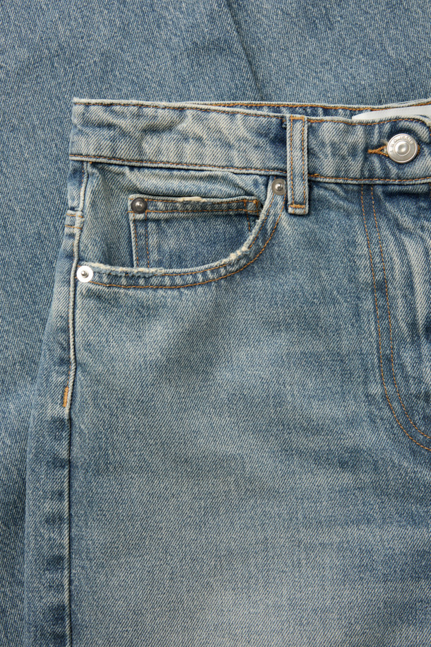 **SOREZE(소레즈) 스트레이트 데님 팬츠**는 베이직하고 캐주얼한 스타일의 데님 팬츠입니다. 라이트 블루 컬러의 무지 디자인으로, 봄, 가을에 어울리는 긴 기장의 면 소재 바지입니다. 스트레이트 핏으로 제작되어 편안한 착용감을 제공하며, 하이라이즈 디자인과 5포켓 디테일이 특징입니다. 안감은 면과 폴리에스터 혼방으로 제작되었으며, 버튼 플라이 방식으로 디자인되었습니다.  봄 소풍룩, 캐주얼, 미니멀, 클래식 스타일을 연출하기에 좋습니다.
