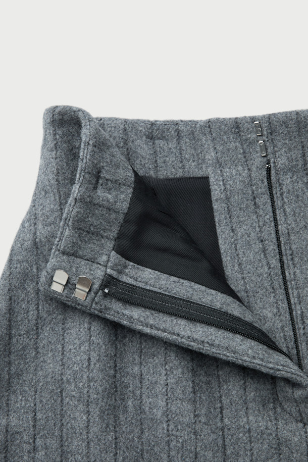 NIRIA (니리아) 울 쇼츠는 여성스러운 실루엣을 강조하는 플레어 핏 쇼츠입니다. 고급스러운 모(wool)와 나일론 혼방 소재로 제작되어 봄, 가을에 착용하기 좋으며, 안감은 레이온과 면으로 편안한 착용감을 선사합니다. 세련된 핀스트라이프 패턴과 하이웨이스트 디자인, 히든 클로징, 벨트 고리, 다트 디테일이 더해져 클래식하고 미니멀한 무드를 연출합니다. 오피스룩, 데이트룩, 모임룩 등 다양한 TPO에 시크하게 매치하여 스타일리시함을 더해보세요. 그레이 컬러로 어떤 상의와도 무난하게 어울려 활용도가 높습니다.
