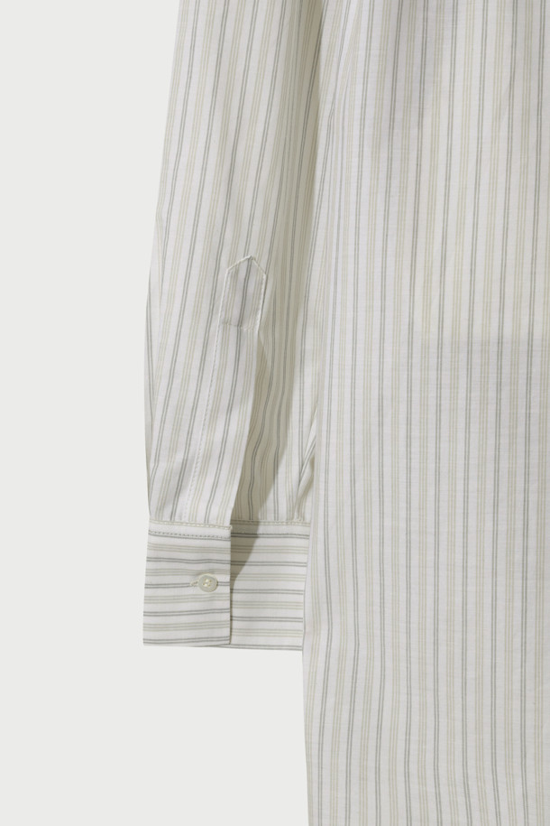 TAMYNA(타미나) 스트라이프 포켓 셔츠는 여성 고객을 위한 캐주얼 스타일의 셔츠/블라우스입니다. 화이트 컬러에 봄, 여름 시즌 착용하기 좋은 얇은 두께의 면 소재로 제작되었습니다. 루즈핏 디자인과 드롭숄더, 싱글 포켓 디테일이 특징이며, 칼라 넥라인과 긴 소매 기장으로 단정함을 더했습니다. 데이트룩, 카페룩, 봄 소풍룩 등 다양한 TPO에 맞춰 미니멀하고 클래식한 스타일을 연출할 수 있습니다. 스트라이프 패턴이 경쾌한 분위기를 선사하여 일상에서 편안하게 착용하기 좋습니다.
