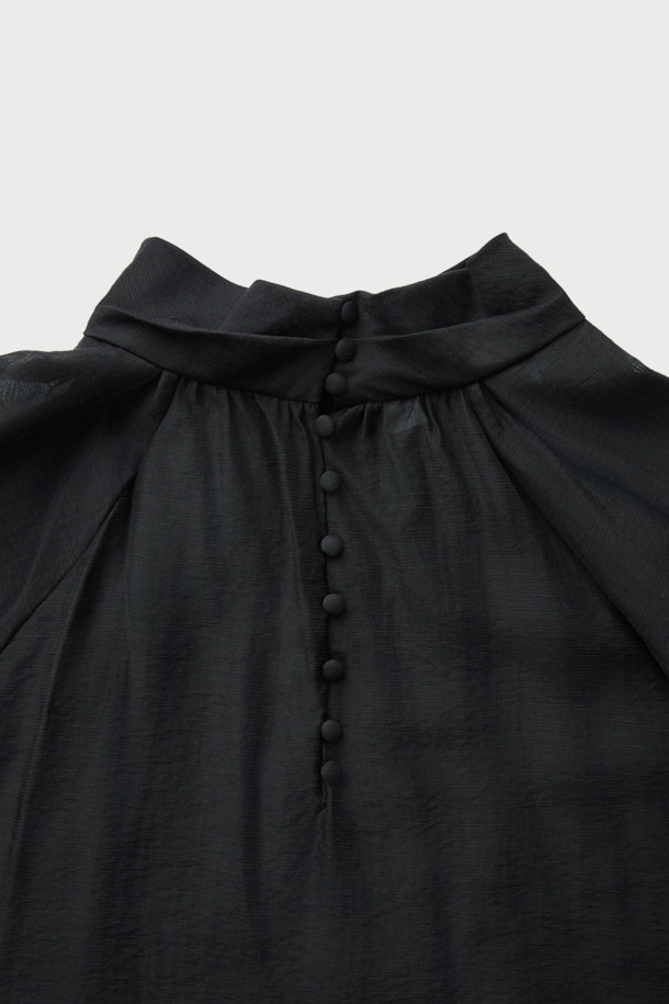 NAHAE(나에) 카울넥 레이어 블라우스는 여성스러운 실루엣을 연출하는 블랙 컬러의 블라우스입니다. 부드러운 레이온, 마, 나일론 혼방 소재로 제작되어 은은한 광택감과 시어한 텍스처, 부드러운 촉감을 선사합니다. 사선 레이어 디자인과 셔링 디테일이 우아하고 클래식한 무드를 더하며, 루즈핏과 긴 소매가 편안한 착용감을 제공합니다. 뒷넥 버튼 여밈으로 깔끔하게 마감되었으며, 카울넥과 하이넥 스타일을 모두 연출할 수 있어 오피스룩, 모임룩, 소개팅룩 등 다양한 TPO에 활용 가능합니다.
