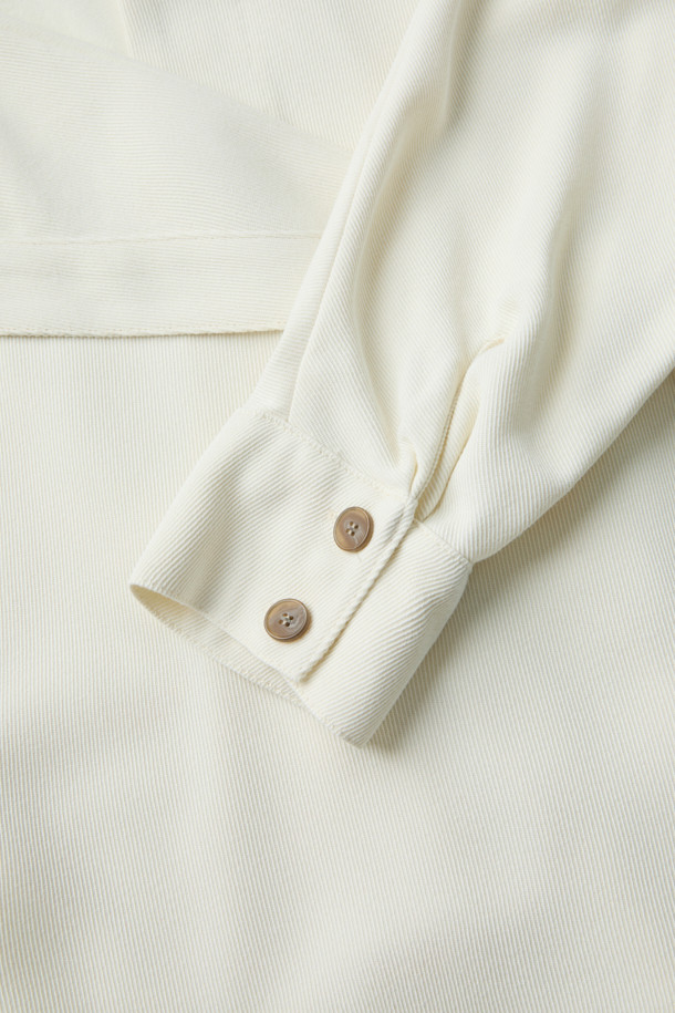 PAQUITA(파키타) 프론트 랩 버튼 블라우스는 미니멀한 스타일을 추구하는 여성들을 위한 세련된 블라우스입니다. 부드러운 레이온과 모 혼방 소재로 제작되어 봄, 여름 시즌에 시원하고 편안하게 착용할 수 있습니다. 스탠드 칼라와 긴 소매 디자인이 특징이며, 무지 패턴의 화이트 컬러로 다양한 룩에 쉽게 매치할 수 있습니다. 랩 스타일의 유니크함과 비대칭 버튼 디자인, 측면 버튼 클로징, 뒷면 허리 밴딩 디테일이 돋보입니다. 데이트룩, 카페룩, 모임룩 등 TPO에 구애받지 않고 클래식, 미니멀, 시크한 스타일을 연출할 수 있습니다.
