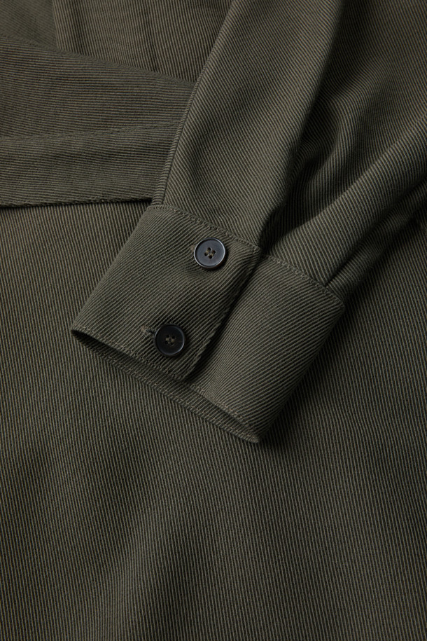 PAQUITA(파키타) 프론트 랩 버튼 블라우스는 여성스러운 실루엣을 연출하는 블라우스입니다. 카키와 화이트 두 가지 색상으로 출시되었으며, 봄, 가을에 입기 좋습니다. 미니멀한 스타일로, 데이트룩, 오피스룩, 모임룩 등 다양한 TPO에 활용 가능합니다. 스탠드 칼라와 긴소매, 레귤러핏으로 디자인되었으며, 비대칭 버튼 여밈과 랩 스타일, 측면 버튼 클로징, 뒷면 허리 밴딩 디테일이 특징입니다. 레이온과 모 혼방 소재로 제작되어 부드러운 촉감을 선사하며, 셋업으로도 연출할 수 있습니다.
