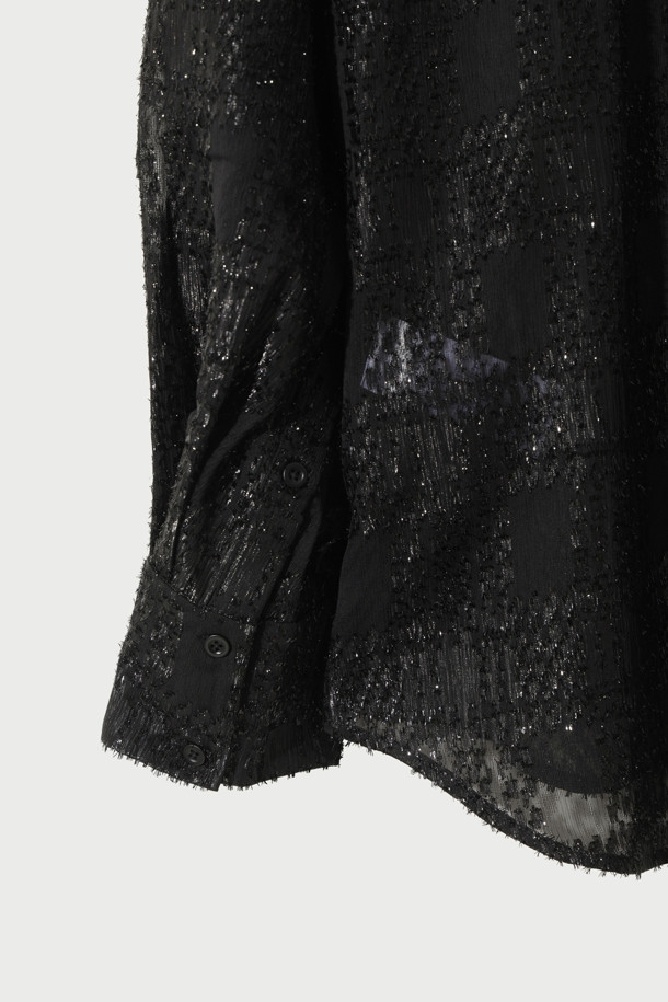 VALMU(발뮤) 자카드 플리츠 블라우스는 여성스러운 엘레강스 스타일을 연출하는 블라우스입니다. 블랙 컬러의 폴리에스테르 소재로 제작되었으며, 얇고 시어한 촉감과 안감이 있어 편안하게 착용할 수 있습니다. 하이넥 디자인과 라글랑 소매, 섬세한 플리츠 디테일이 특징이며, 체크와 자카드 패턴이 더해져 드레시한 분위기를 선사합니다. 레귤러핏과 긴소매 기장으로 오피스룩, 모임룩, 소개팅룩 등 다양한 TPO에 활용 가능하며, 클래식, 미니멀, 로맨틱 스타일을 즐기는 분들께 추천합니다. 히든 버튼 여밈 방식으로 깔끔함을 더했습니다.
