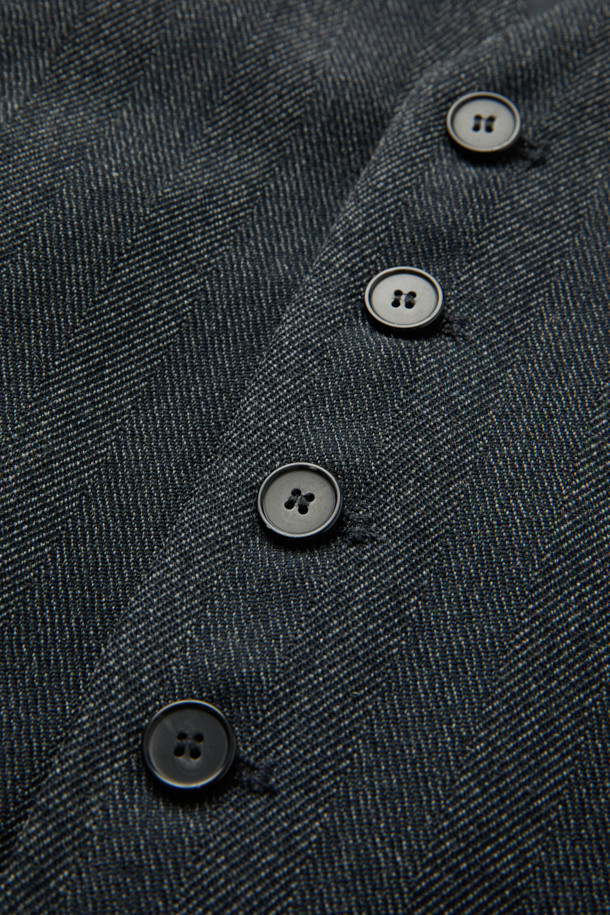 BENYO 웨이스트코트 베스트 탑은 봄, 가을 시즌에 어울리는 클래식하고 포멀한 스타일의 웨이스트코트입니다. 블랙 컬러의 무지 디자인으로, 오피스룩, 비즈니스 캐주얼, 모임룩 등 다양한 TPO에 활용 가능합니다. 앞면은 울 혼방 소재, 뒷면은 레이온 배색으로 제작되었으며, 레귤러핏 V넥 민소매 디자인으로 시크하고 미니멀한 무드를 연출합니다. 버튼업 디자인과 셋업 가능한 특징이 있으며, 안감은 레이온 소재를 사용했습니다.
